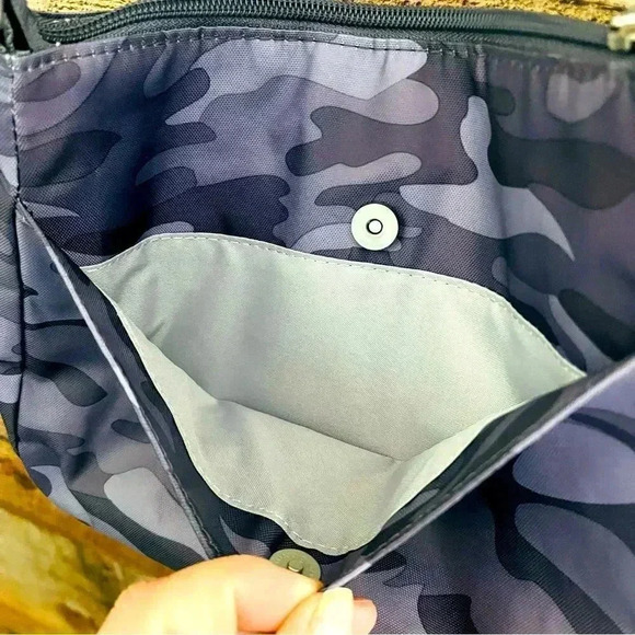 NWT Camouflage Baggallini Joey Bagg Crossbody - Picture 8 of 11